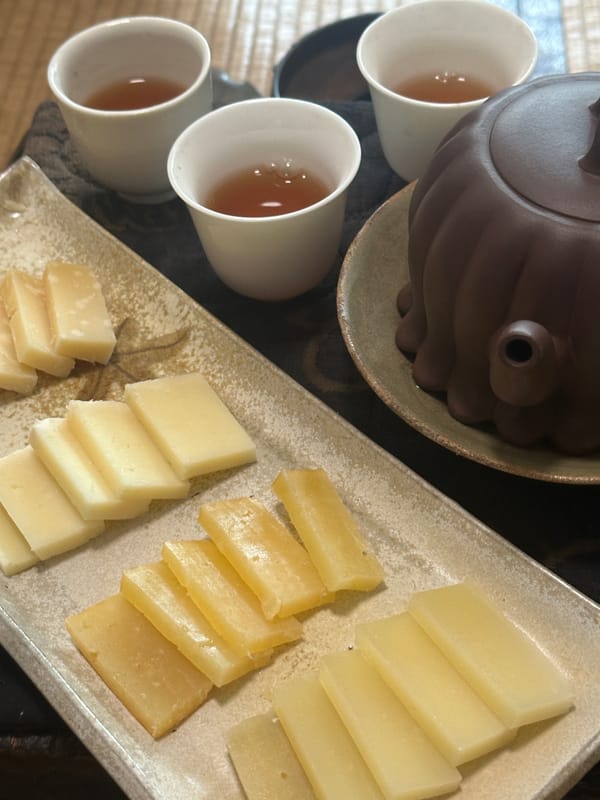 東方の茶道が西洋のチーズに出会うとき：文化と味覚のクロスオーバー対話