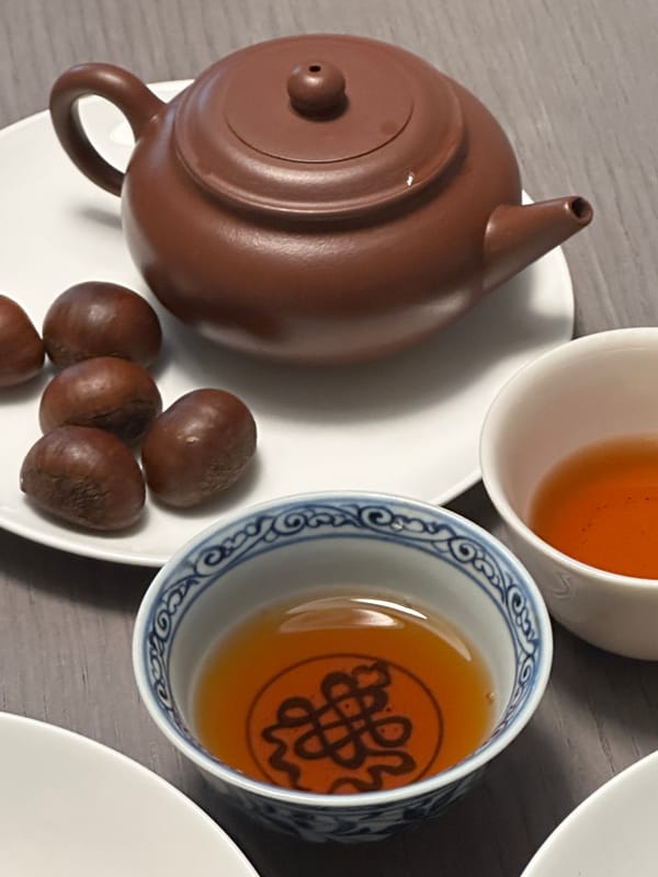 茶の中の栗影：やさしさがにじむ秋の出会い