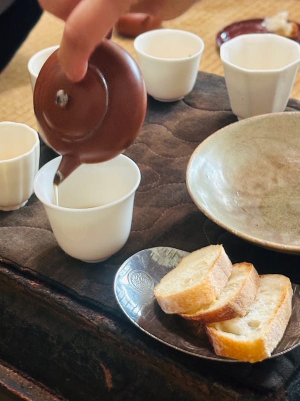 焙煎の余韻 × 小麦の魂：お茶とバゲットの散歩時間