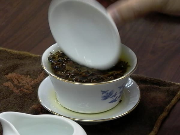 磁器スプーン一本でお茶が試せる